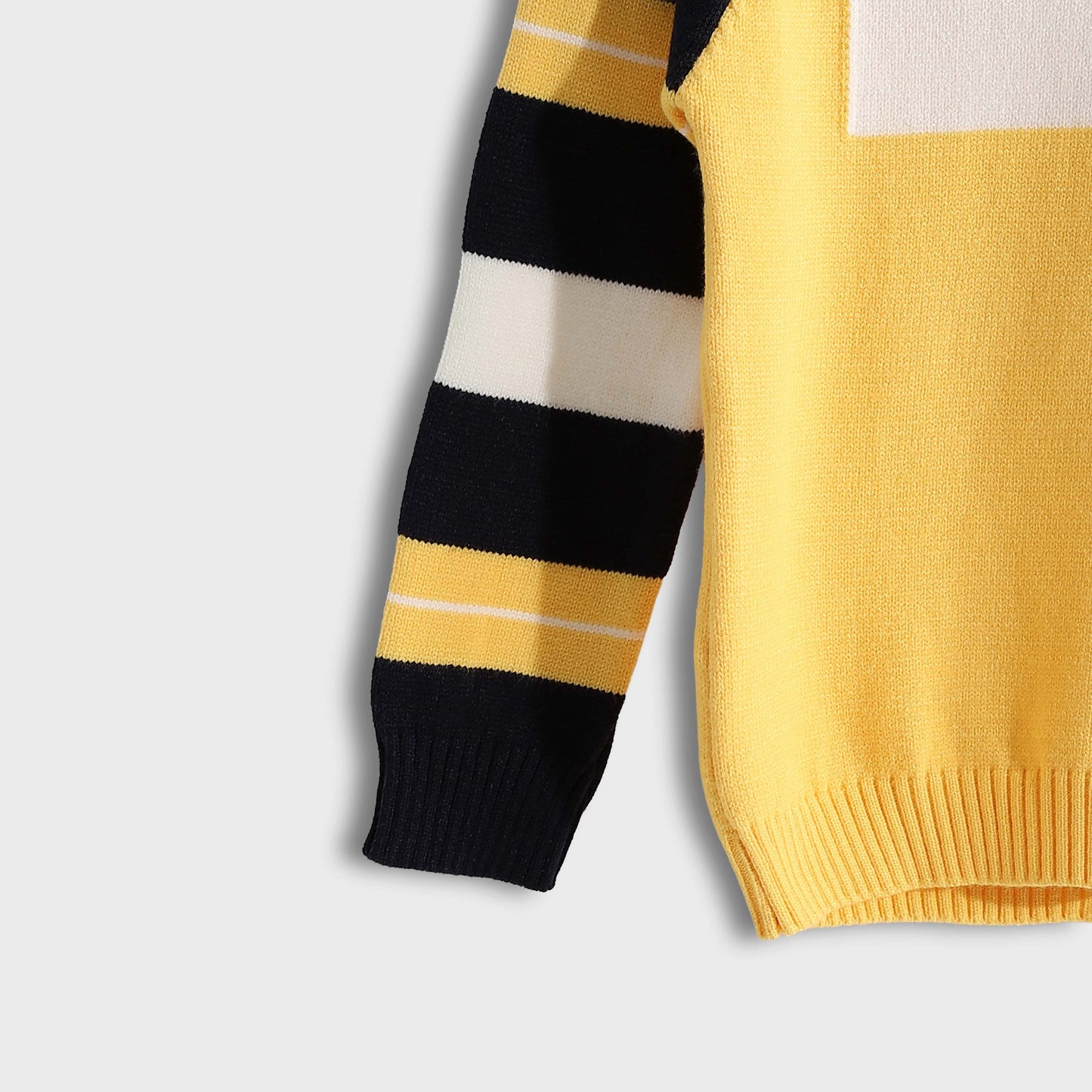 Ronde Bucklet Neck Pullover