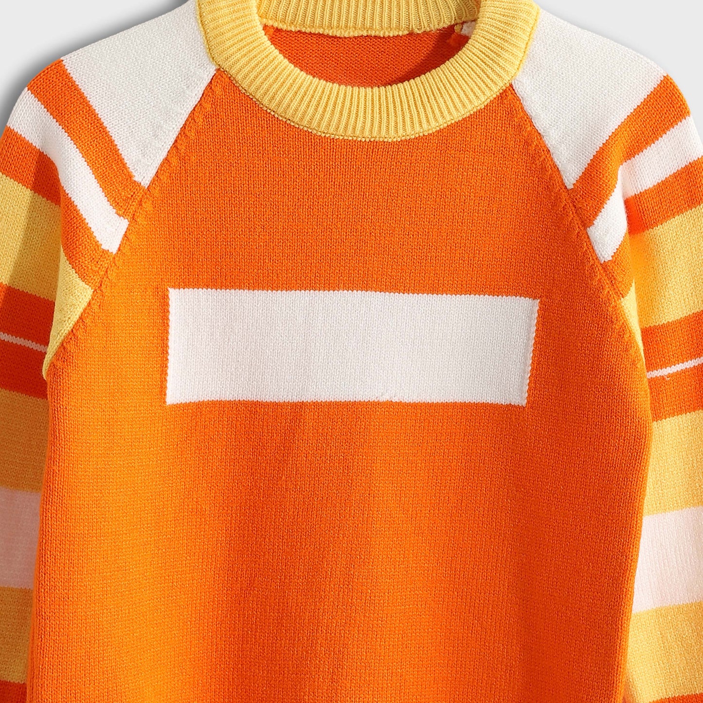 Ronde Bucklet Neck Pullover