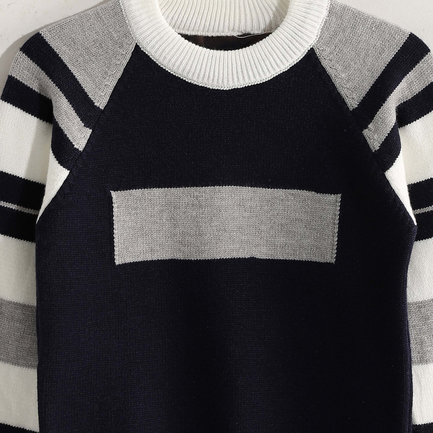 Ronde Bucklet Neck Pullover