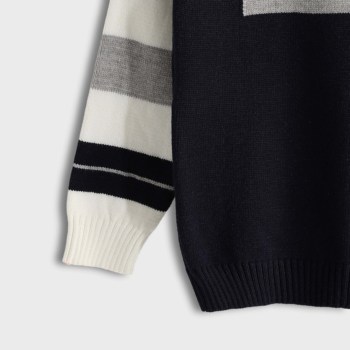 Ronde Bucklet Neck Pullover