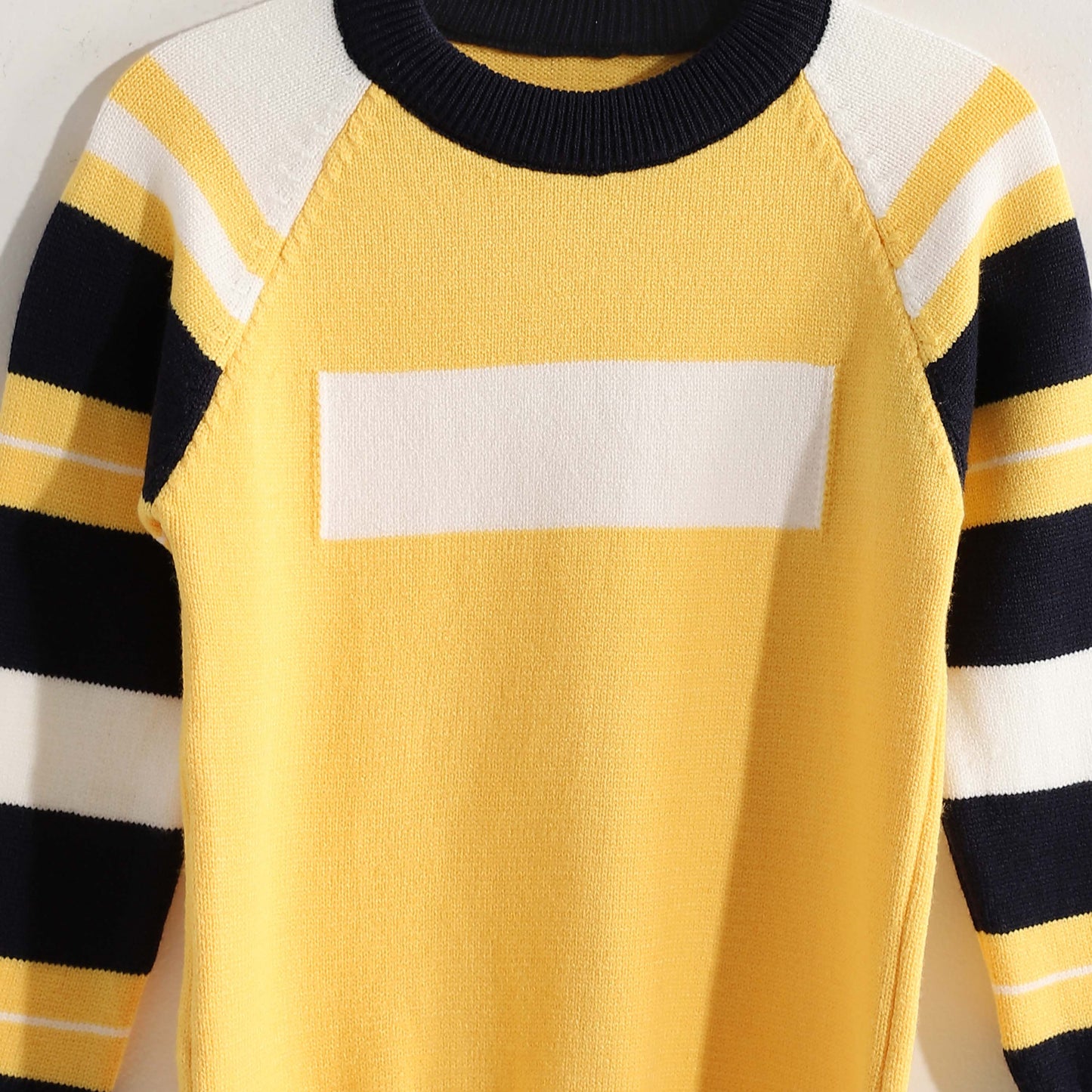 Ronde Bucklet Neck Pullover