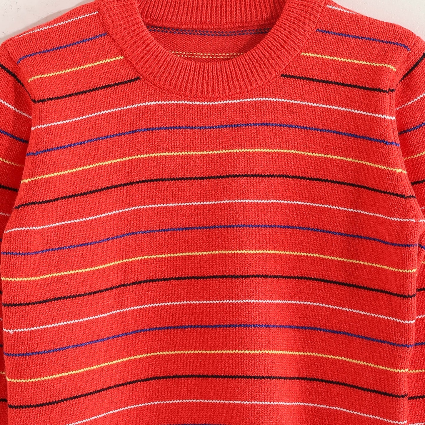 Bucklet Round Neck Thinly Stripedt