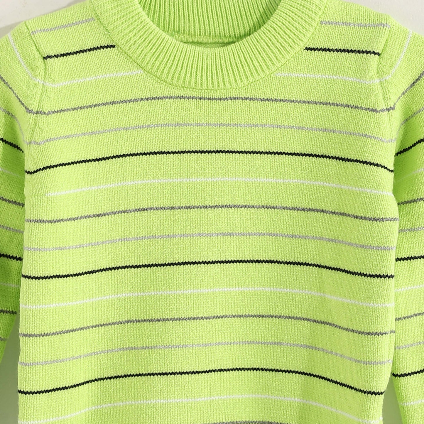 Bucklet Round Neck Thinly Stripedt