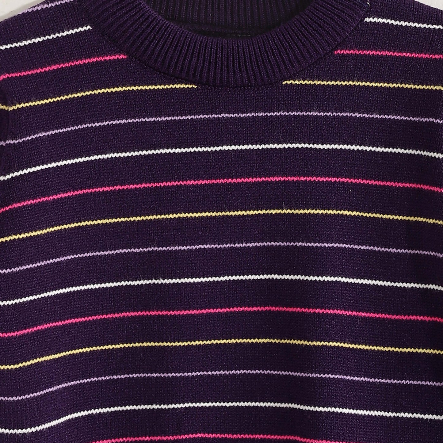 Bucklet Round Neck Thinly Stripedt