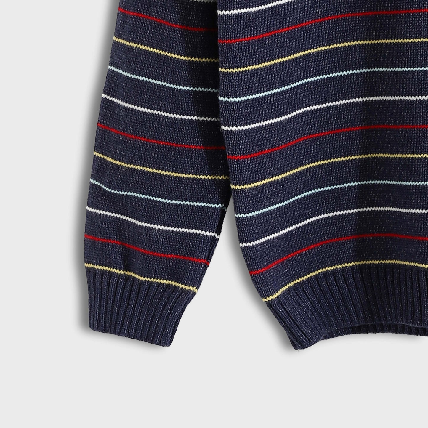 Bucklet Round Neck Thinly Stripedt