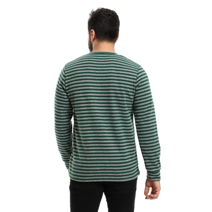 قميص بيجامة رجالي برقبة على شكل حرف V من أعلى المنحدر