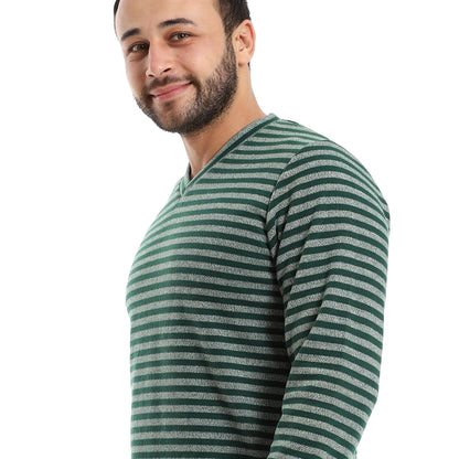 قميص بيجامة رجالي برقبة على شكل حرف V من أعلى المنحدر