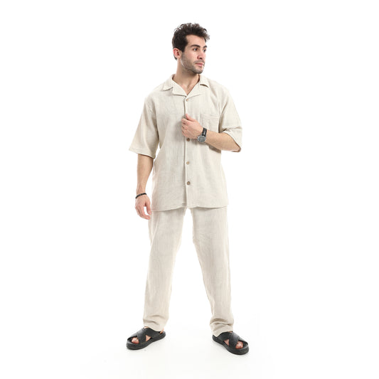 طقم بنطلون بياقة مطوية وأكمام قصيرة من خامة تسمح بمرور الهواء