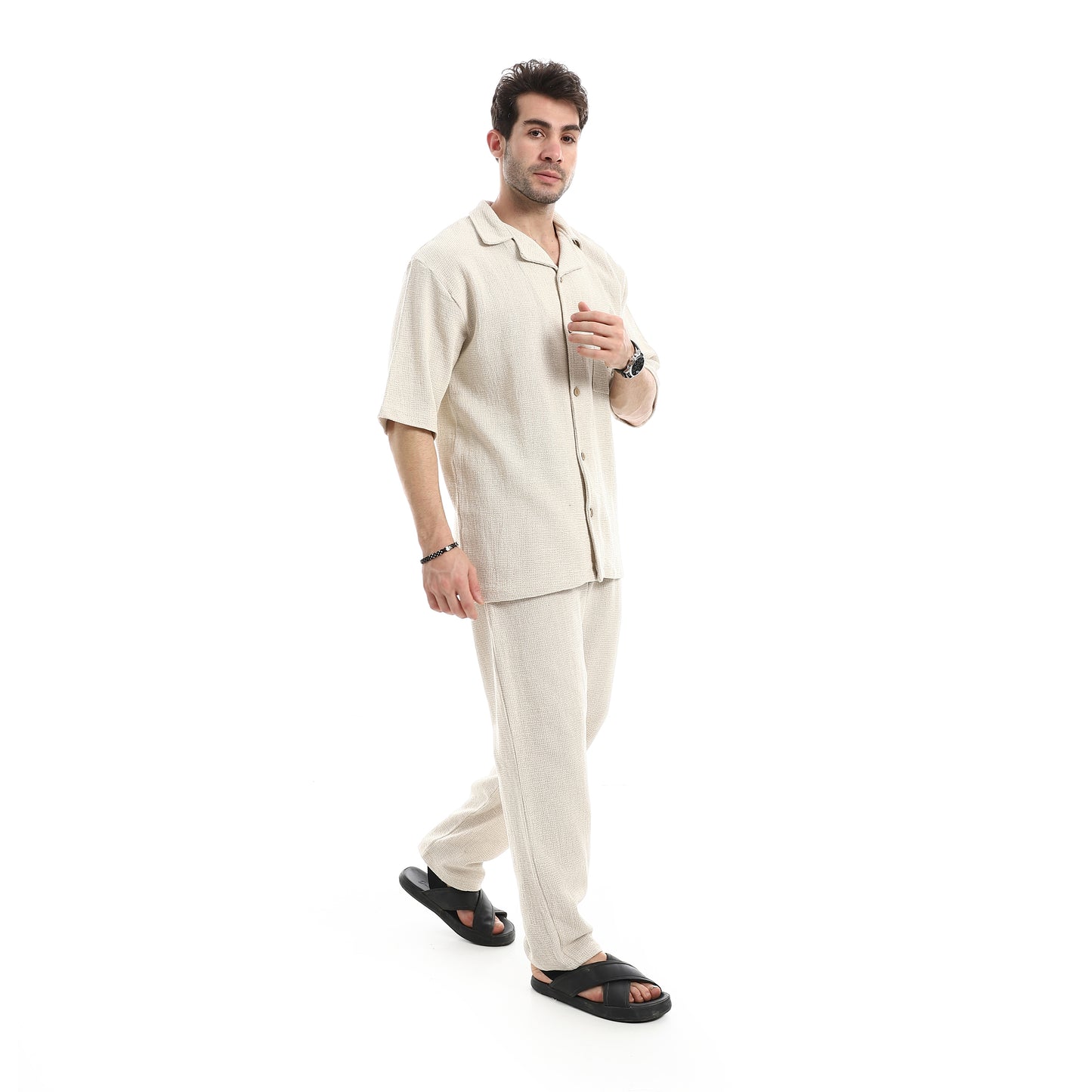 طقم بنطلون بياقة مطوية وأكمام قصيرة من خامة تسمح بمرور الهواء