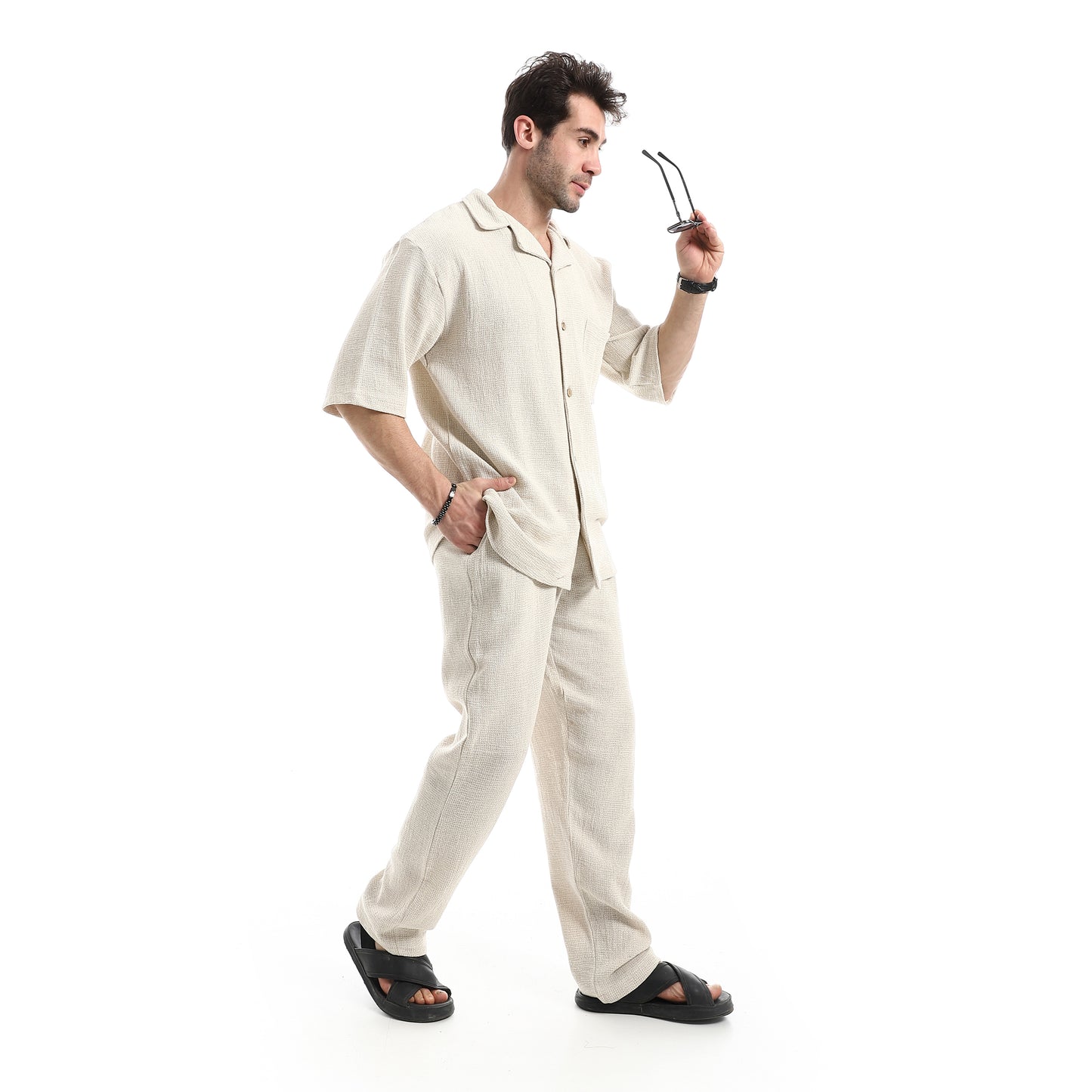 طقم بنطلون بياقة مطوية وأكمام قصيرة من خامة تسمح بمرور الهواء