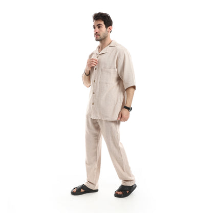 طقم بنطلون بياقة مطوية وأكمام قصيرة من خامة تسمح بمرور الهواء