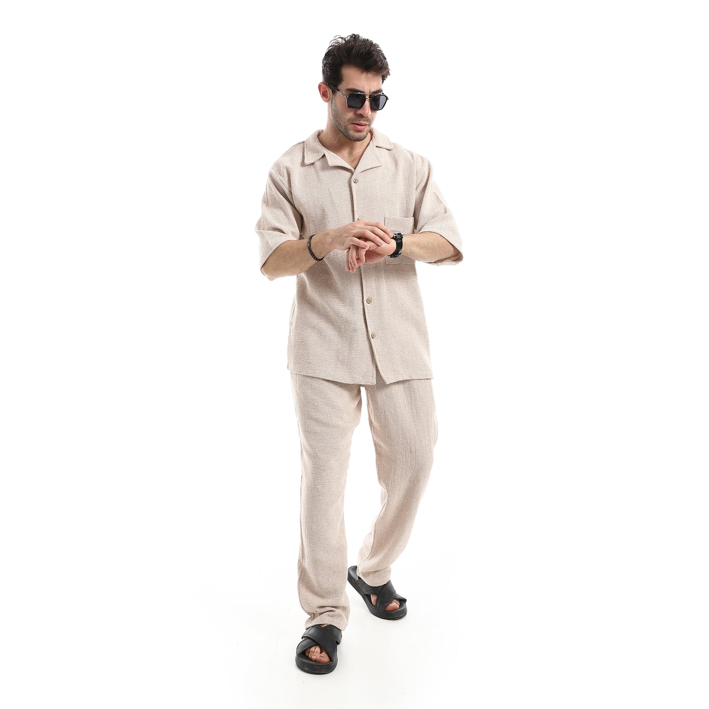 طقم بنطلون بياقة مطوية وأكمام قصيرة من خامة تسمح بمرور الهواء