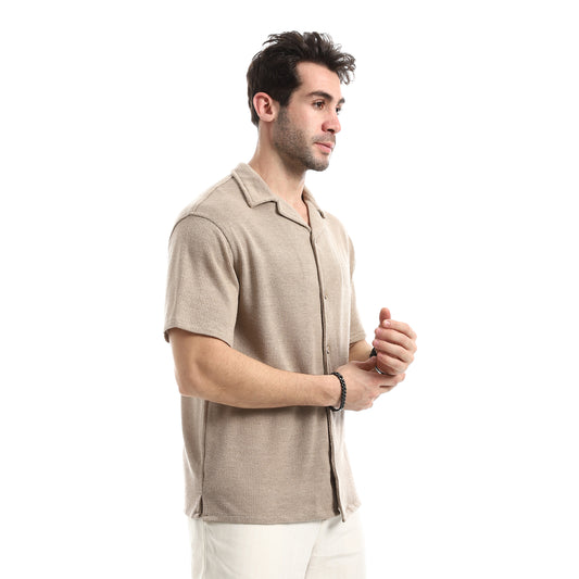 قميص صحراوي رملي بتصميم عصري