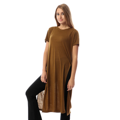 بلوزة أساسية بأكمام قصيرة وفتحات جانبية