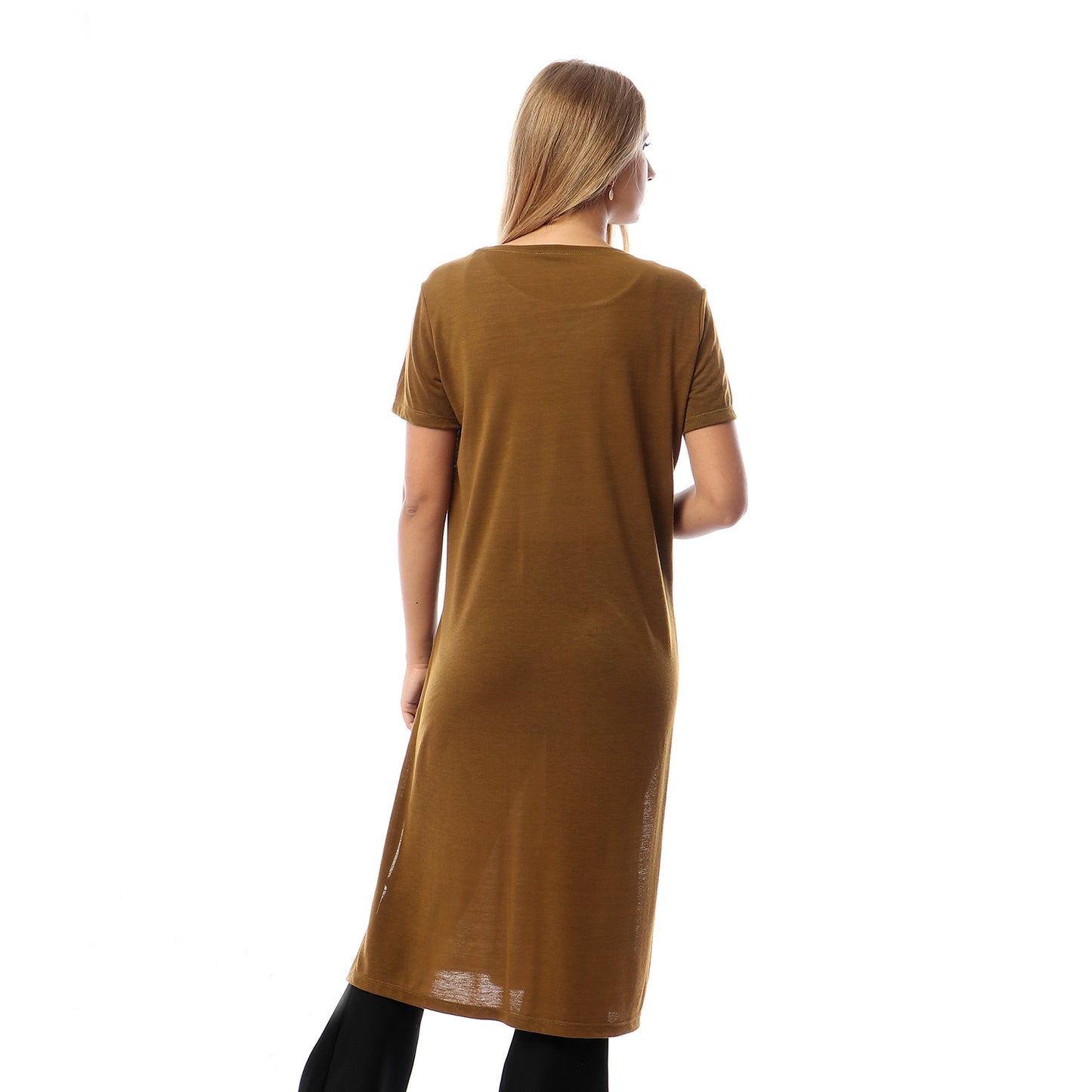 بلوزة أساسية بأكمام قصيرة وفتحات جانبية