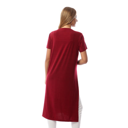 بلوزة أساسية بأكمام قصيرة وفتحات جانبية