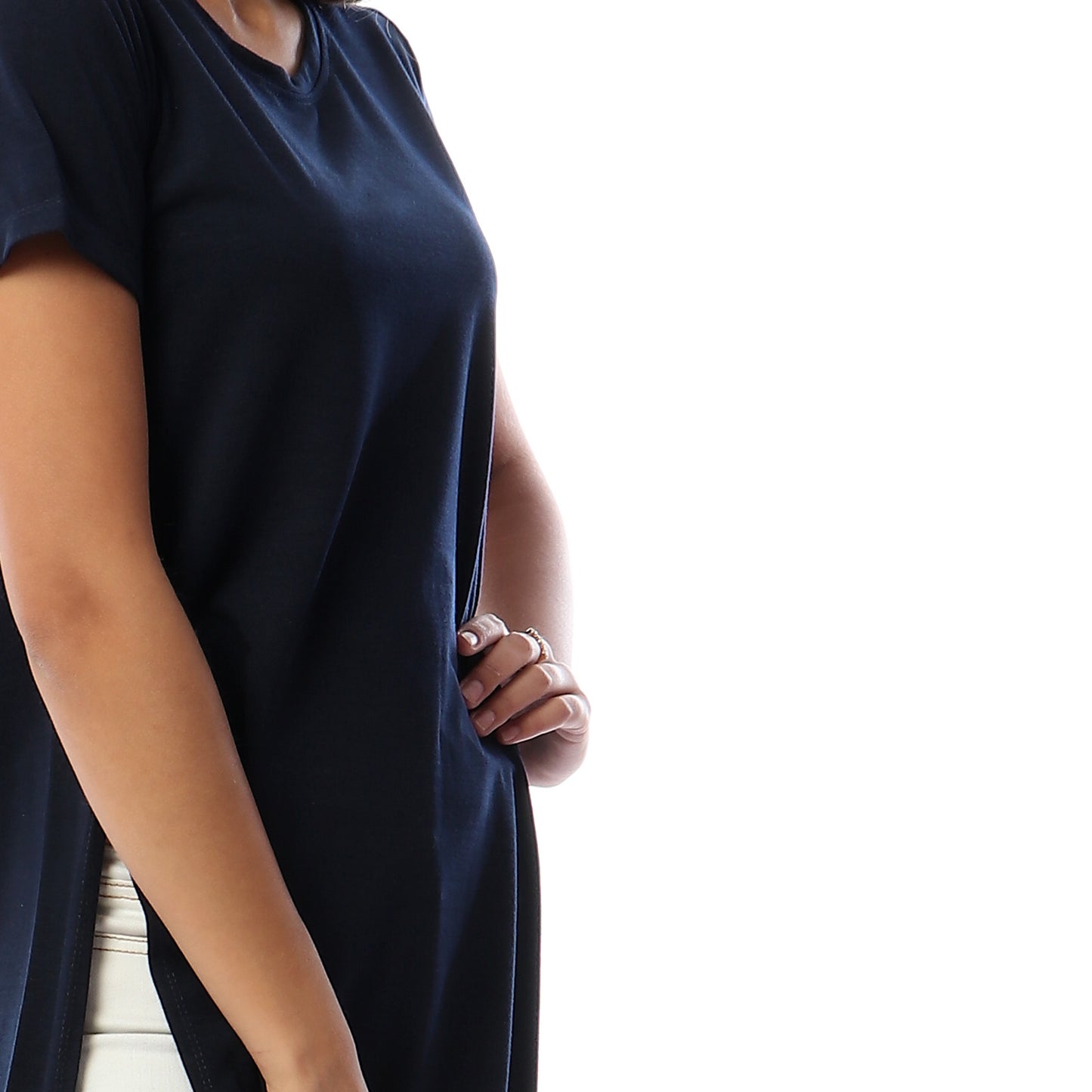 بلوزة أساسية بأكمام قصيرة وفتحات جانبية