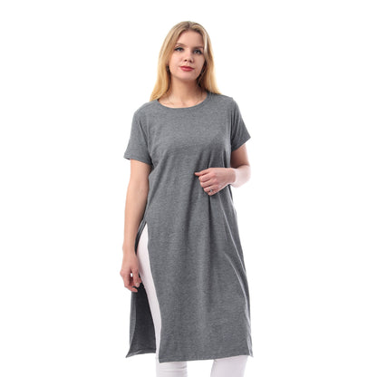 بلوزة أساسية بأكمام قصيرة وفتحات جانبية