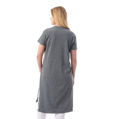 بلوزة أساسية بأكمام قصيرة وفتحات جانبية