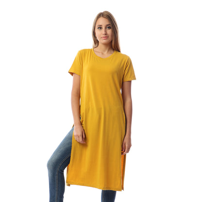 بلوزة أساسية بأكمام قصيرة وفتحات جانبية